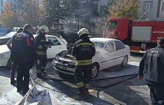 Otomobildeki yangın büyümeden söndürüldü