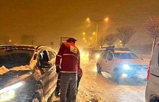 Yolda kalanların yardımına yetiştiler