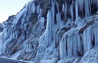 Tunceli’de ’Ağlayan Kayalar’ dondu