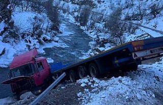 Tunceli’de tır dereye uçtu