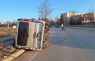 Kontrolden çıkan minibüs devrildi