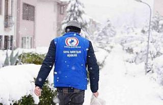 Karlı yolları aşarak ulaştırdılar