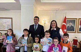 Kitabını okuyan valiliğe koştu