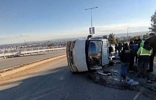 Virajı alamayan kamyonet devrildi
