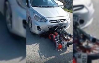 Motosiklet otomobilin altına girdi