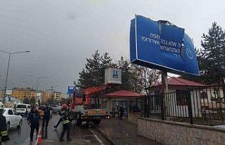 Erzurum’da fırtına çatıları uçurdu