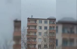 Muş’ta fırtına çatıları uçurdu