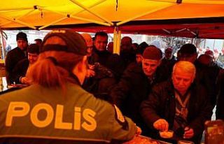 Namaz çıkışında lokma dağıtıldı