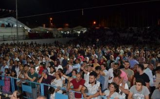 Sahneden atılan ceketi paylaşamadılar