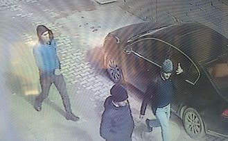 Otomobilden 72 bin TL çalan hırsızlar güvenlik kamerasına yakalandı