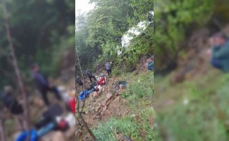 Uçuruma yuvarlanan aracın sürücüsü yaralandı