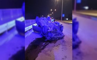 Ters dönen aracın sürücüsü yaralandı