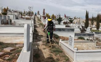 Bayram öncesinde mezarlıklarda temizlik çalışması