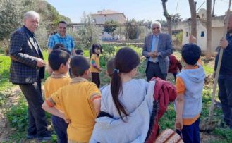 Çocuklar fidanları toprakla buluşturdu