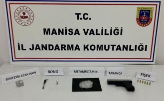 Evinde uyuşturucu maddelerle yakalandı