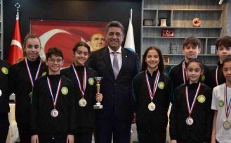 Genel Sekreter Deste şampiyonları ağırladı