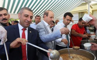 Oğuzeli Belediyesi vatandaşa aşure dağıttı