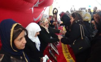 İTO üyeleri eşleri ile birlikte evlat nöbeti tutan aileleri ziyaret etti