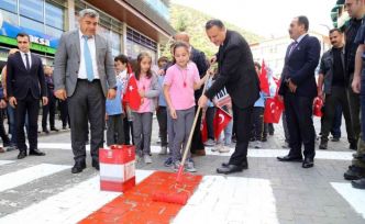 Gümüşhane’de yaya geçitleri kırmızıya boyandı