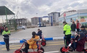 Minik öğrencilere uygulamalı trafik eğitimi