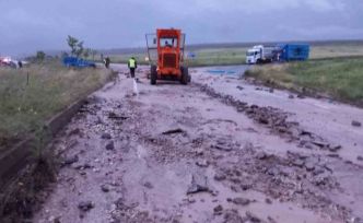 Tunceli’de heyelan nedeniyle yol kapandı