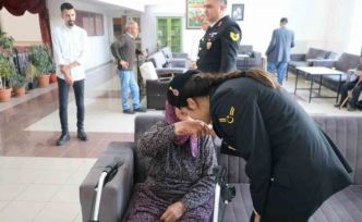 Aksaray’da jandarmadan huzurevine bayram ziyareti