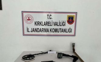Kaçak kazı yaparken jandarmaya yakalandılar