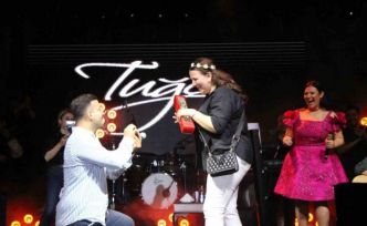 Konserde sürpriz evlilik teklifi