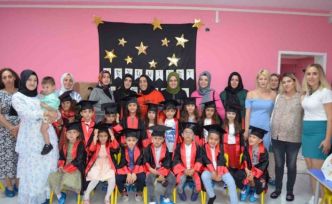 Minikler mezuniyetlerini kep atarak kutladı