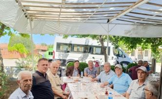 Huzurevi sakinlerinen köy gezisi