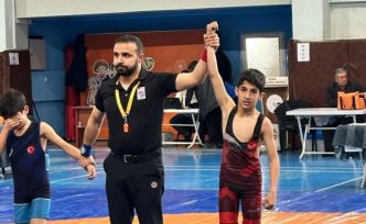 Ağrı’nın genç güreşçileri madalyalarla döndü