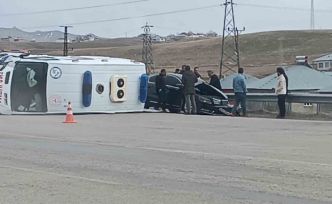 Ambulansla otomobil çarpıştı: 5 yaralı