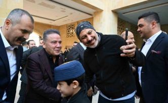Başkan Muhitin Böcek vatandaşlarla bayramlaştı