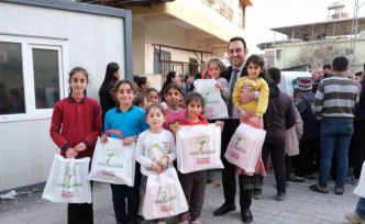 Defne Belediyesi çocuklara ayakkabı dağıttı