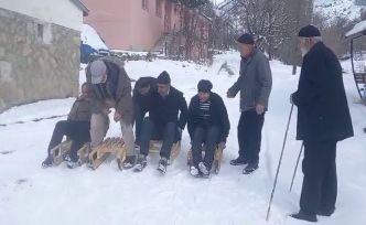 Erzurum’da yaşlıların kızak keyfi