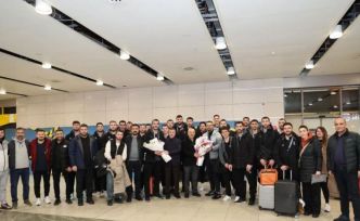 Gebze’nin voleybol takımı çiçeklerle karşılandı