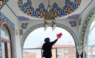 Öğrenciler mahallelerindeki camiyi temizledi