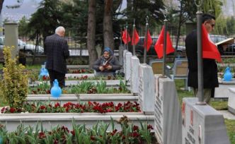 Şehit evlatlarıyla bayramlaştılar