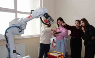 Endüstriyel robotlara kadın eli değdi