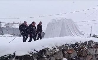 Köylüler güne kar yağışıyla uyandı