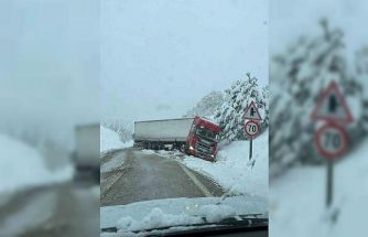 Kayan tır yolu kapattı