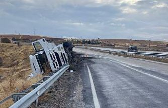 Tır kayganlaşan yolda devrildi