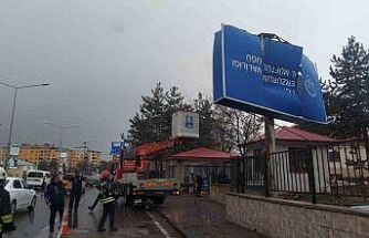 Erzurum’da fırtına çatıları uçurdu