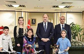 Gülpınar öğrencileri makamında ağırladı