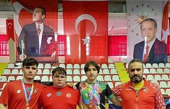 Güreşiler madalya ile döndü