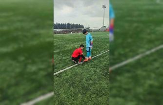 Hakem futbolcunun kramponlarını bağladı
