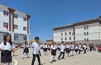 Miniklerden 23 Nisan gösterisi