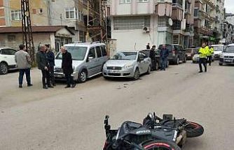 Motosikletin çarptığı yaya yaralandı