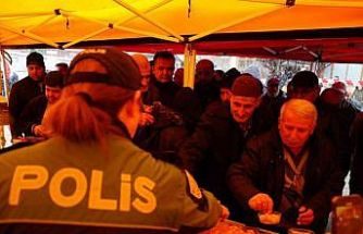 Namaz çıkışında lokma dağıtıldı