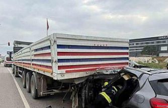 Otomobil tırın altına girdi